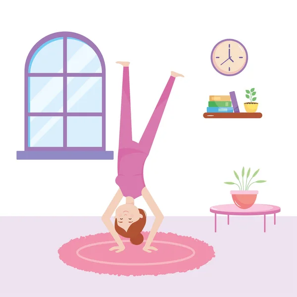 Conceito de quarentena, mulher feliz praticando ioga na sala de estar da casa, design colorido —  Vetores de Stock