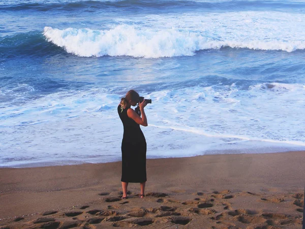 Woman Black Dress Walking Seashore Making Pictures Using Photo Camera — Stock Photo, Image