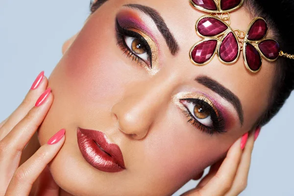 Beautiful Exotic Woman Exquisite Arabic Glitter Based Makeup — Stock Photo, Image