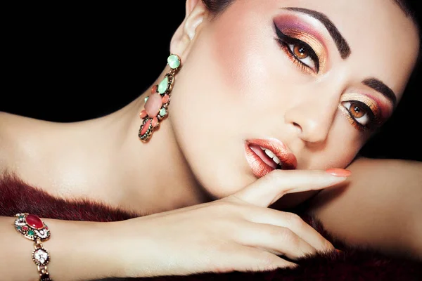 Hermosa Mujer Exótica Con Exquisito Maquillaje Basado Brillo Árabe —  Fotos de Stock