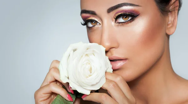 Piękne Egzotyczne Kobieta Wykwintne Arabski Brokatem Makijaż Bazie — Zdjęcie stockowe