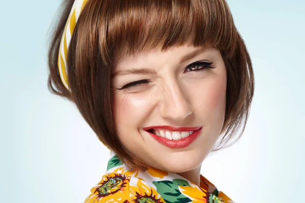 Engraçado Wink Retro Anos Sessenta Estilo Menina Closeup — Fotografia de Stock