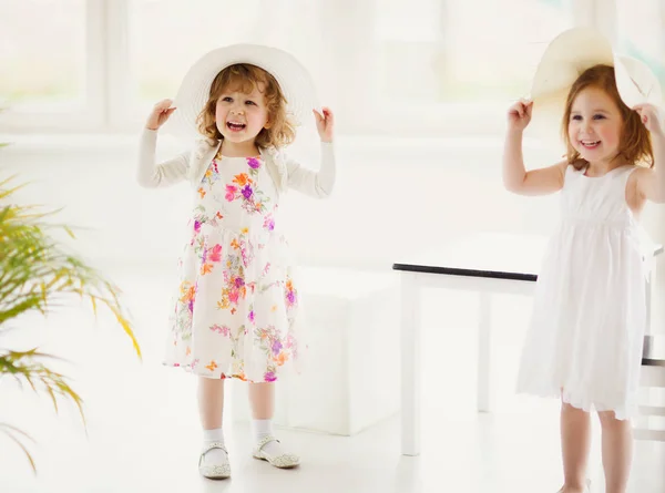 Twee kleine meisjes met hoeden — Stockfoto