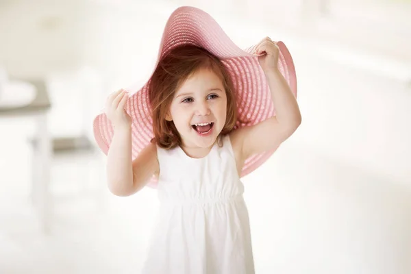 Petite fille avec chapeau — Photo
