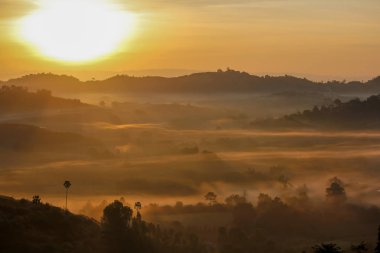 Puslu sabah Khao kho: Phetchabun, Thailand, dağ Güneş doğuyor. İyi bir an.