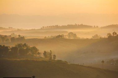 Puslu sabah Khao kho: Phetchabun, Thailand, dağ Güneş doğuyor. İyi bir an.
