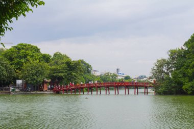 Hoan Kiem Gölü, kırmızı köprü Ha Noi, Vietnam.
