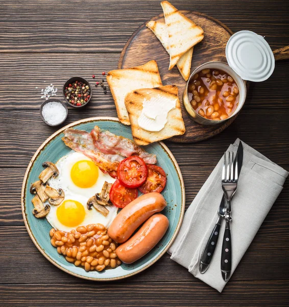 Полный Английский Завтрак Яичницей Сосисками Беконом Бобами Грибами Помидорами Тарелке — стоковое фото
