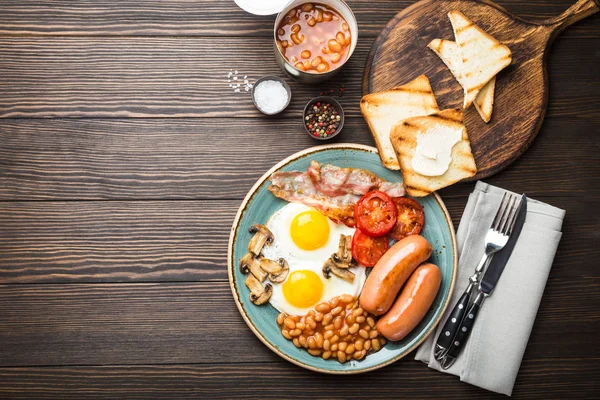 Полный Английский Завтрак Яичницей Сосисками Беконом Бобами Грибами Помидорами Тарелке — стоковое фото