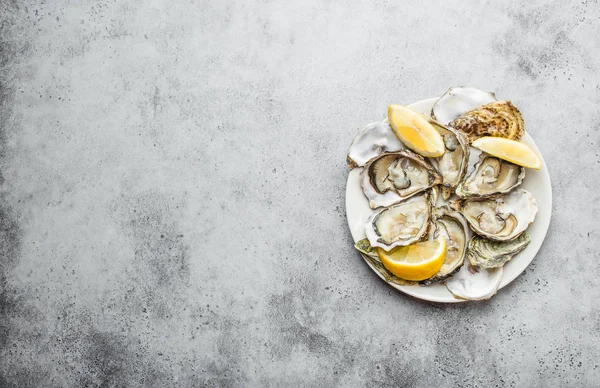 Close Half Dozen Fresh Opened Oysters Shells Lemon Wedges Plate — Stock Photo, Image