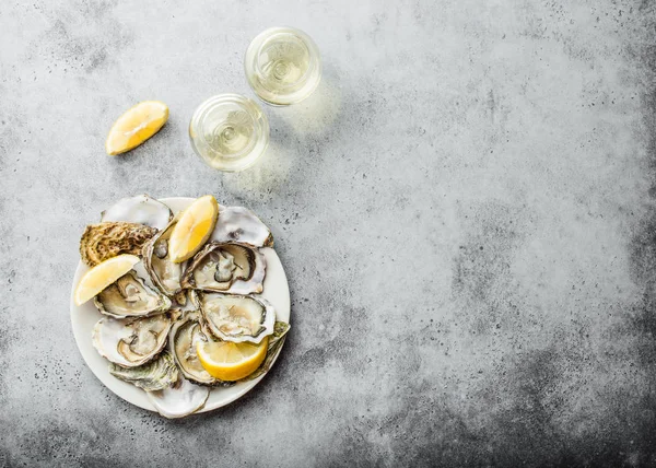 Close Half Dozen Fresh Opened Oysters Shells Lemon Wedges Plate — Stock Photo, Image