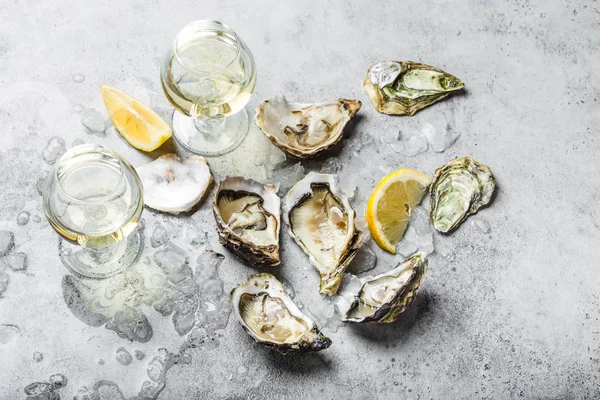 Närbild Halvt Dussin Färska Öppnade Ostron Och Skal Med Citron — Stockfoto