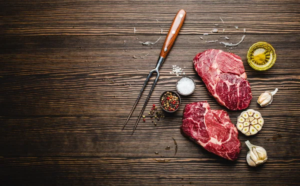 Rauw Gemarmerde Vlees Biefstuk Ribeye Rustieke Houten Achtergrond Met Vork — Stockfoto