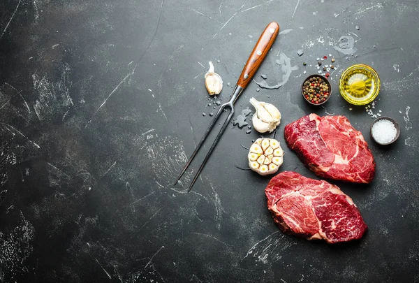 Ribeye Steak Mramorované Maso Černém Rustikální Kamenné Pozadí Vidličkou Koření — Stock fotografie