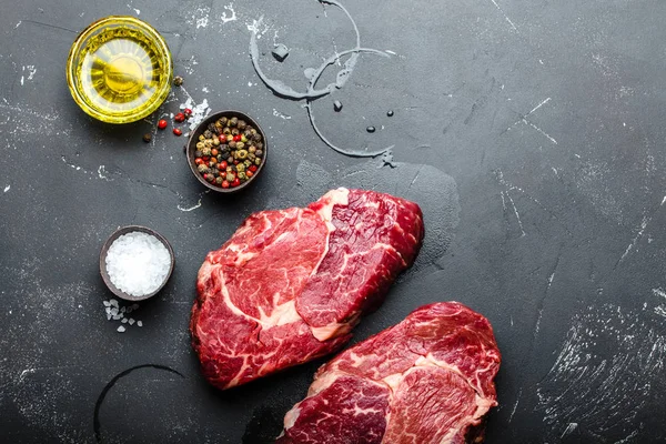Yakın Çekim Çiğ Mermer Steak Antrikot Çeşnilikler Siyah Rustik Taş — Stok fotoğraf