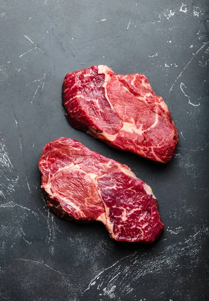 Närbild Marmorerat Kött Biff Ribeye Svart Rustik Sten Bakgrund Redo — Stockfoto