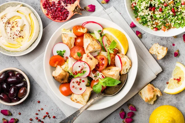 Fattoush Bröd Sallad Mellersta Östra Arabiska Traditionell Maträtt Konkreta Rustika — Stockfoto