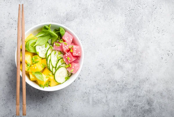 Vista Superior Poke Bowl Con Atún Crudo Fresco Frutas Verduras — Foto de Stock