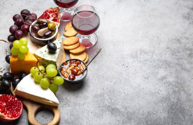 Seçimi peynir ve meze, şarap gözlük, camembert, brie, peynir, kraker, üzüm, fındık, tatlım. Çeşitli metin, üstten görünüm, yakın-u yeri olan rustik ahşap tahta üzerinde peynir karışımı