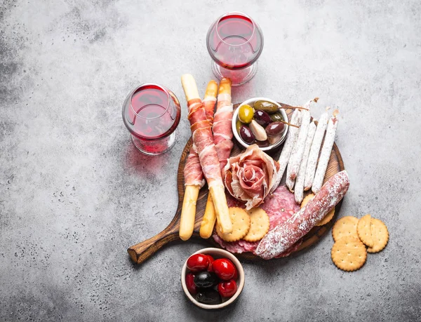 Variedad Embutidos Aperitivos Vino Tinto Jamón Jamón Rebanadas Salami Salchichas — Foto de Stock