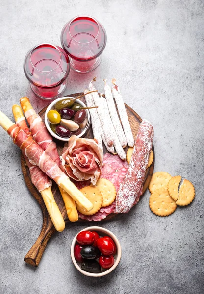 Variedad Embutidos Aperitivos Vino Tinto Jamón Jamón Rebanadas Salami Salchichas — Foto de Stock