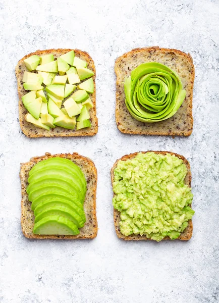 Concepto Tostadas Saludables Con Aguacate Machacado Rebanadas Trozos Rosa Diferentes — Foto de Stock