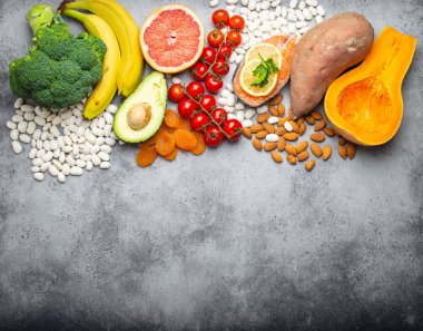 Sebze, meyve ve gıdalar içeren potasyum, taş arka plan, üstten görünüm, metin için yer. Potasyum, vitamin ve mikro, sağlıklı ve dengeli beslenme, avitaminosis önlenmesi, doğal kaynakları