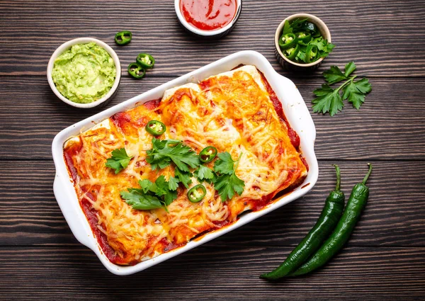 Geleneksel Meksika Yemeği Enchiladas Kırmızı Biber Sosu Beyaz Güveç Çanağı — Stok fotoğraf