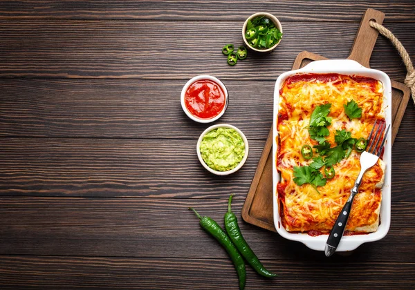 Plato Tradicional Mexicano Enchiladas Con Carne Salsa Roja Chile Queso — Foto de Stock