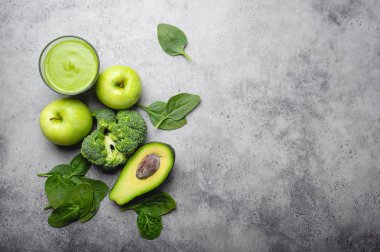 Brokoli, elma, avokado, ıspanak, taş arka plan ile yeşil sağlıklı güler yüzlü yapmak için malzemeler. Yemek temizlemek, detox planı, diyet, kilo kaybı kavramı. Yakın çekim, görünümü, metin için yer top