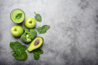 Brokoli, elma, avokado, ıspanak, taş arka plan ile yeşil sağlıklı güler yüzlü yapmak için malzemeler. Yemek temizlemek, detox planı, diyet, kilo kaybı kavramı. Yakın çekim, görünümü, metin için yer top