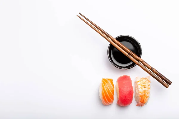 Conjunto Diferentes Sushi Nigiri Molho Soja Pauzinhos Sobre Fundo Branco — Fotografia de Stock