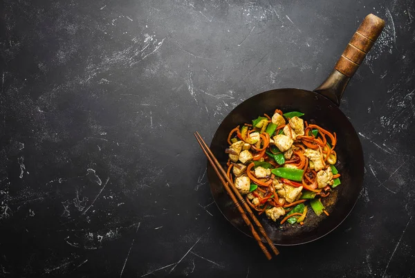 Revuelva Pollo Frito Con Verduras Una Sartén Rústica Vieja Palillos — Foto de Stock