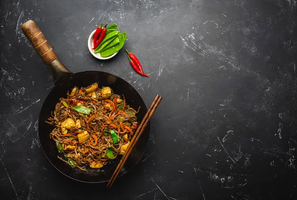 Míchejte Fry Soba Nudle Kuřecím Masem Zelenina Staré Venkovské Wok — Stock fotografie