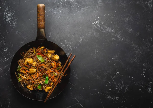 Soba Nudeln Mit Huhn Gemüse Alter Rustikaler Wok Pfanne Essstäbchen — Stockfoto