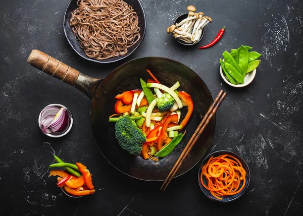 Ingredienser För Att Göra Wokade Nudlar Soba Skär Färska Grönsaker — Stockfoto