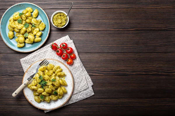 Gnocchi Plattor Med Grön Pestosås Tomater Och Örter Rustika Trä — Stockfoto