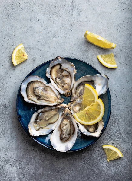 Set Half Dozen Fresh Opened Oysters Shell Lemon Wedges Served — Stock Photo, Image