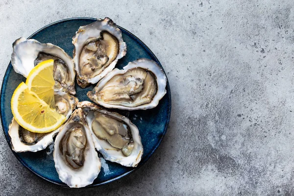 Set Half Dozen Fresh Opened Oysters Shell Lemon Wedges Served — Stock Photo, Image