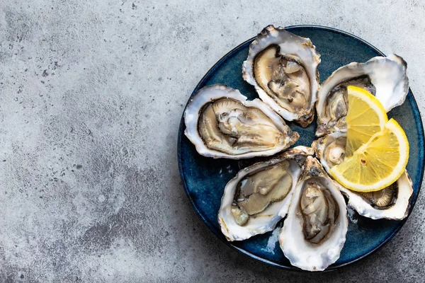 Set Half Dozen Fresh Opened Oysters Shell Lemon Wedges Served — Stock Photo, Image