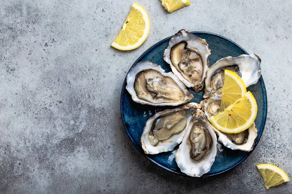 Set Half Dozen Fresh Opened Oysters Shell Lemon Wedges Served — Stock Photo, Image