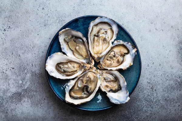 Set Half Dozen Fresh Opened Oysters Shell Served Rustic Blue — Stock Photo, Image