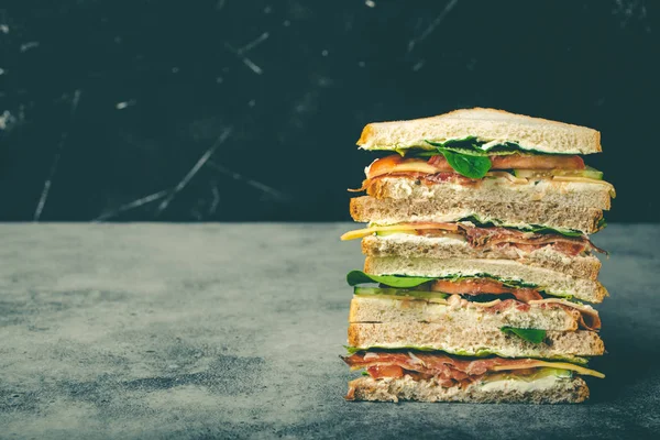 Nahaufnahme Von Groß Geschnittenen Leckeren Sandwich Mit Käse Schinken Schinken — Stockfoto