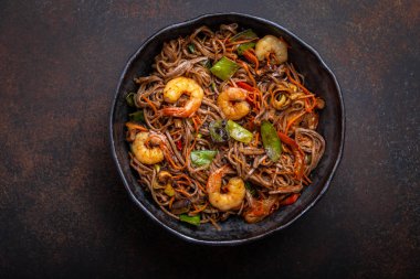 Karides ve Sebze Fry erişte ilave edin