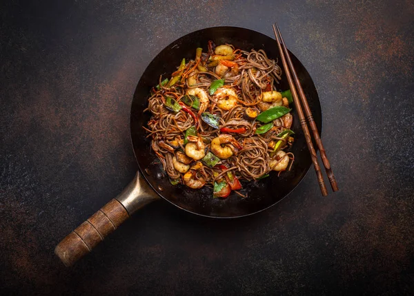 Nudeln mit Garnelen und Gemüse anbraten — Stockfoto