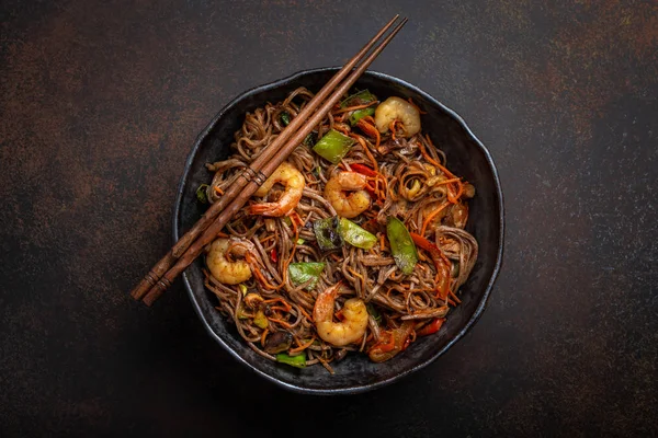 Mescolare tagliatelle fritte con gamberetti e verdure — Foto Stock