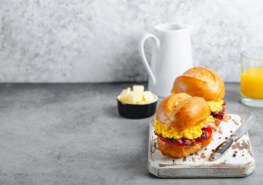 Çırpılmış yumurta ile kahvaltı sandviç