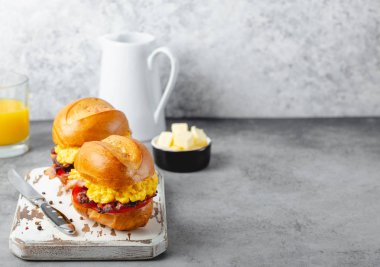 Çırpılmış yumurta ile kahvaltı sandviç