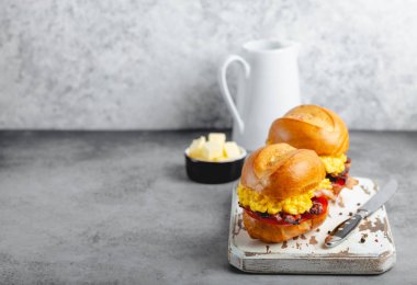 Çırpılmış yumurta ile kahvaltı sandviç