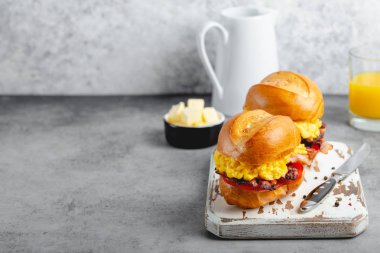 Çırpılmış yumurta ile kahvaltı sandviç